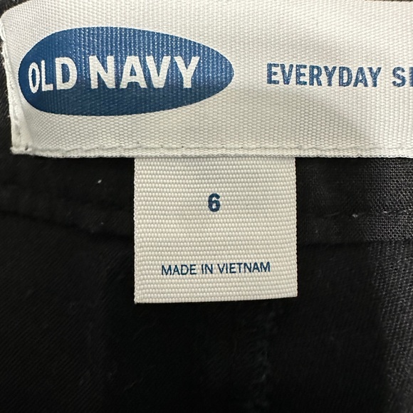 WOMEN’S BLACK OLD NAVY SHORTS SIZE 8 - Picture 3 of 4